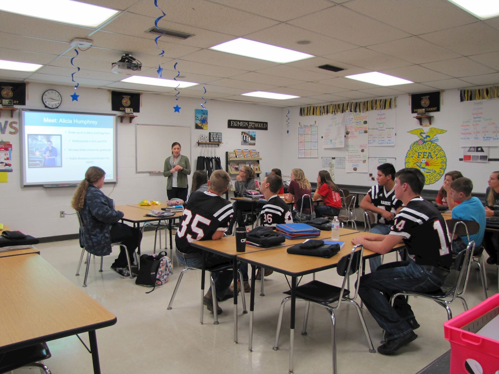 Mt Ayr students learn about pigs