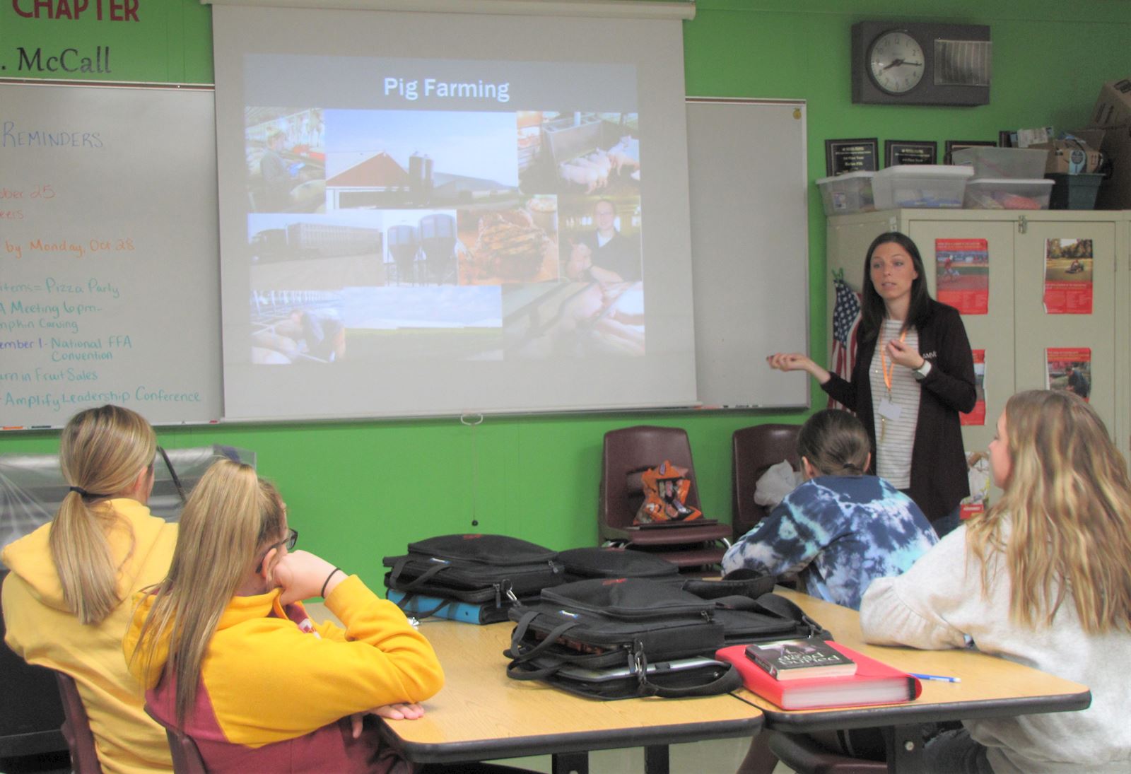 Harlan students learn from AMVC about pigs